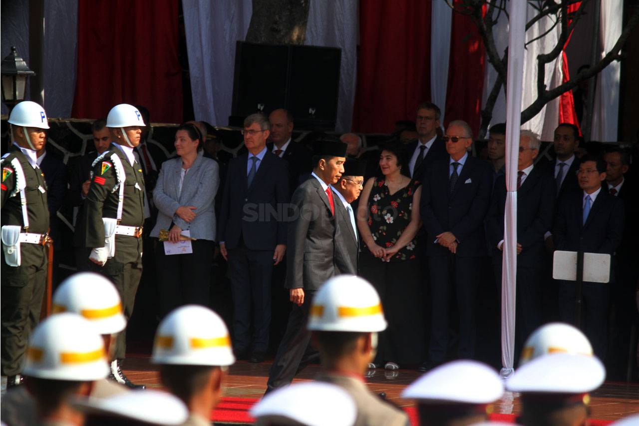 Jokowi Pimpin Upacara...