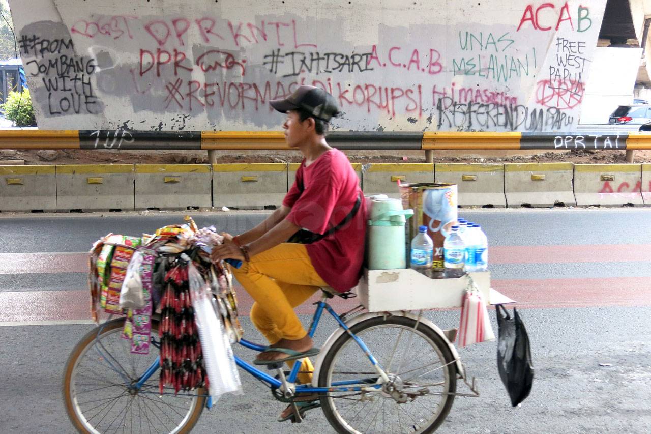 Ratusan Mahasiswa Pengunjuk...