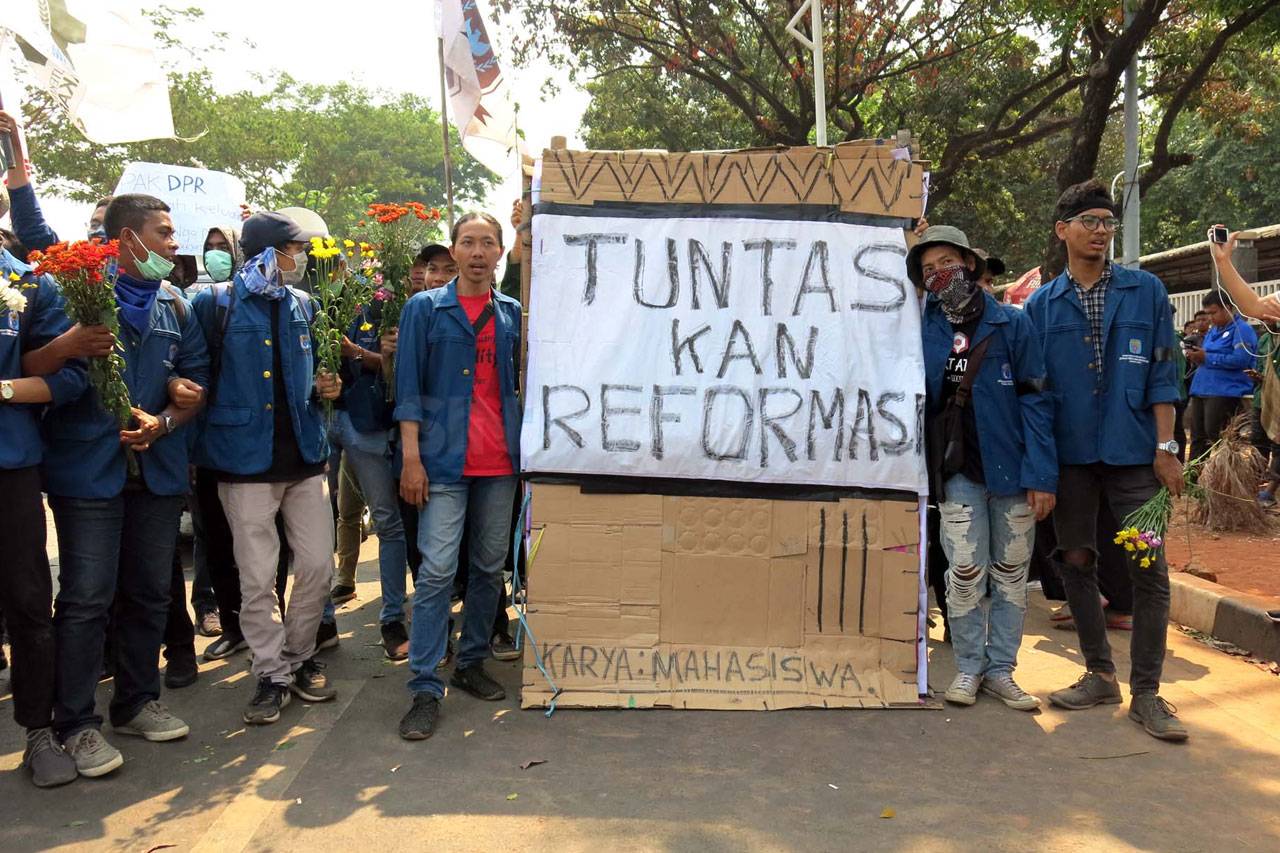 Ratusan Mahasiswa Pengunjuk...