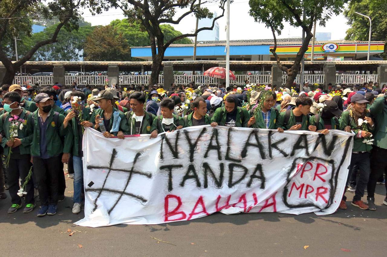 Ratusan Mahasiswa Pengunjuk...
