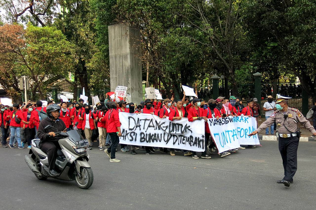 Ratusan Mahasiswa Pengunjuk...