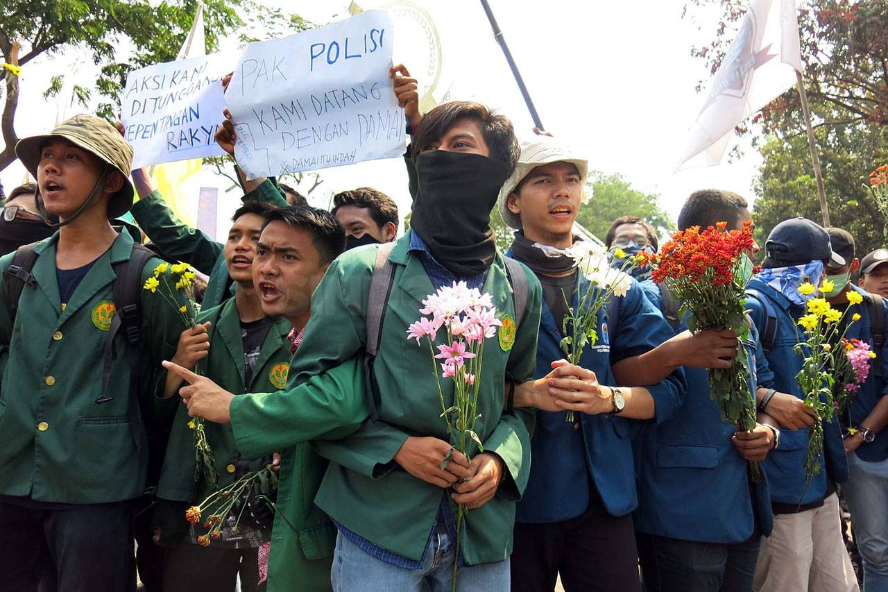 Ratusan Mahasiswa Pengunjuk...