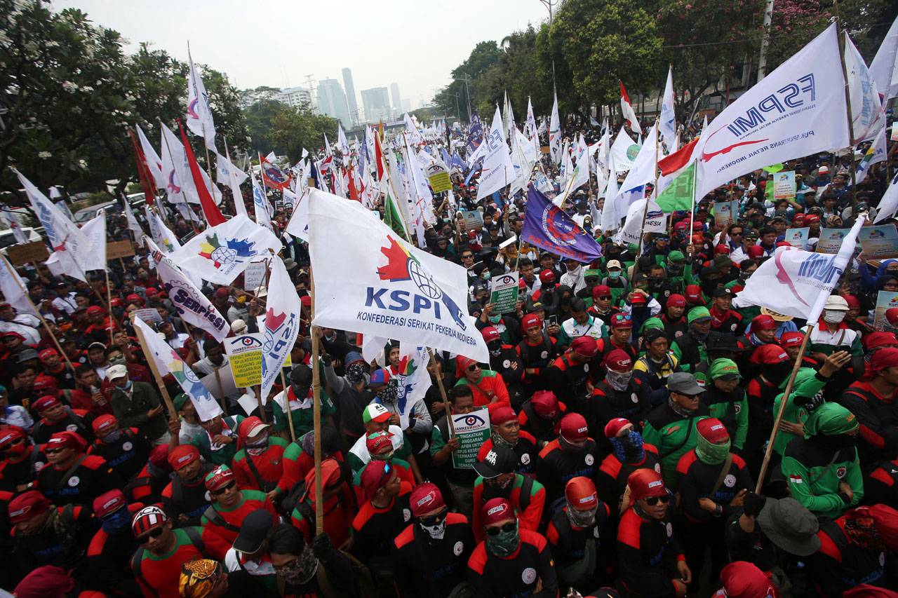 Aksi Buruh Tuntut Revisi...