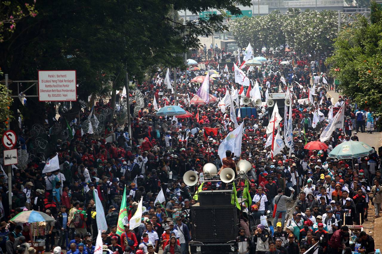 Aksi Buruh Tuntut Revisi...
