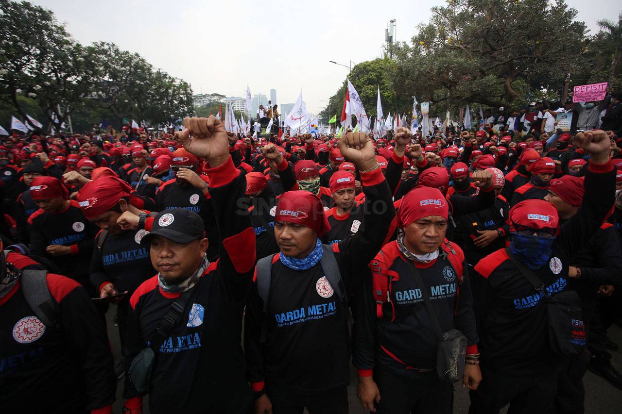 Aksi Buruh Tuntut Revisi...