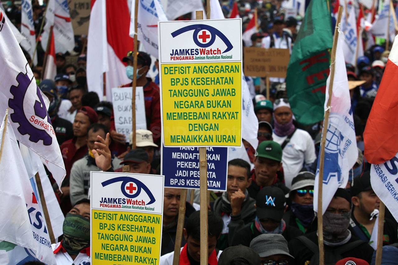 Aksi Buruh Tuntut Revisi...