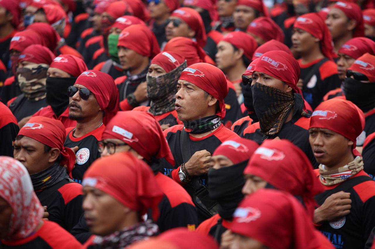 Aksi Buruh Tuntut Revisi...
