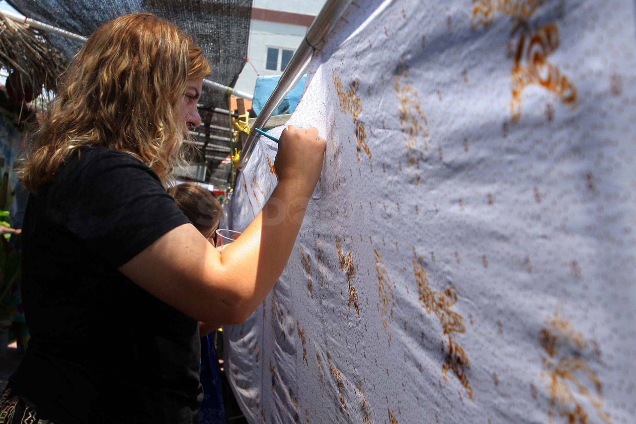 Bule Ikut Mewarnai Batik...