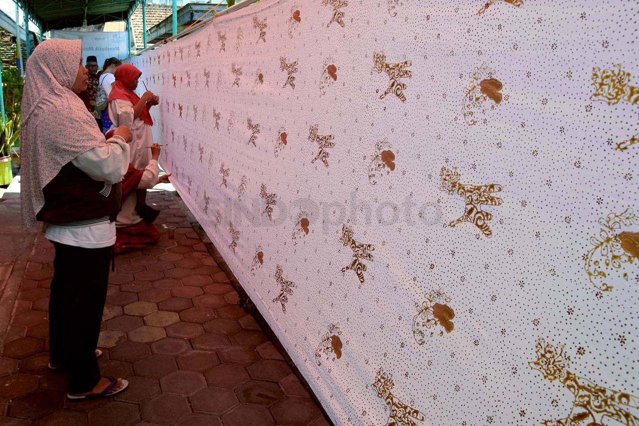Bule Ikut Mewarnai Batik...