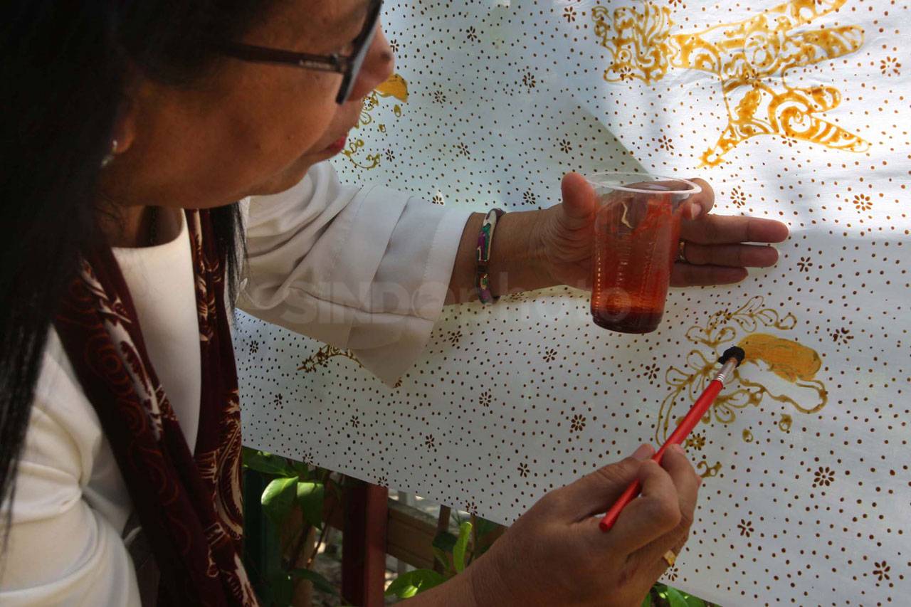 Bule Ikut Mewarnai Batik...