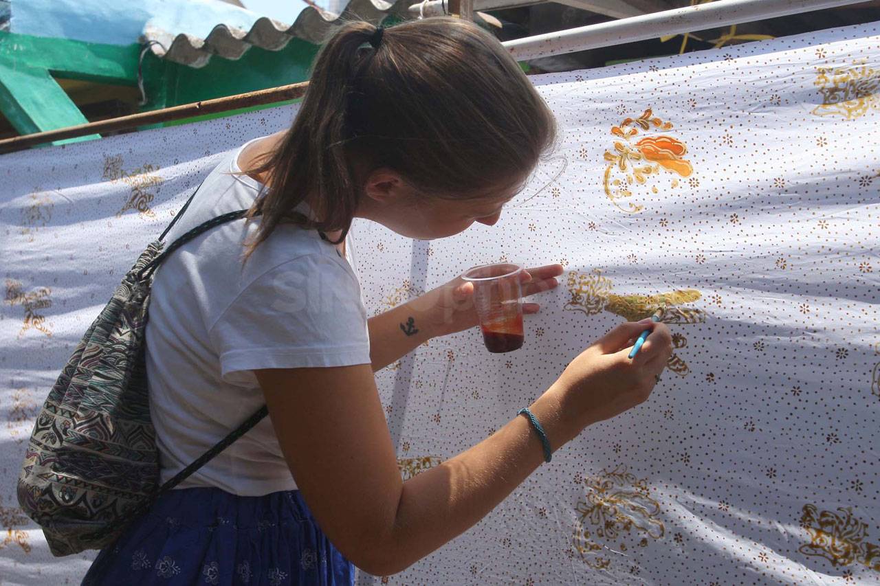 Bule Ikut Mewarnai Batik...