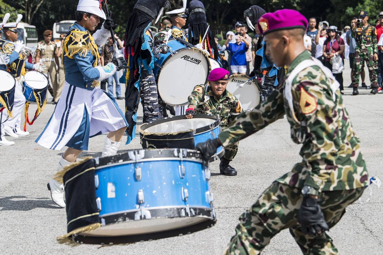 Prajurit TNI AL Tampilkan...