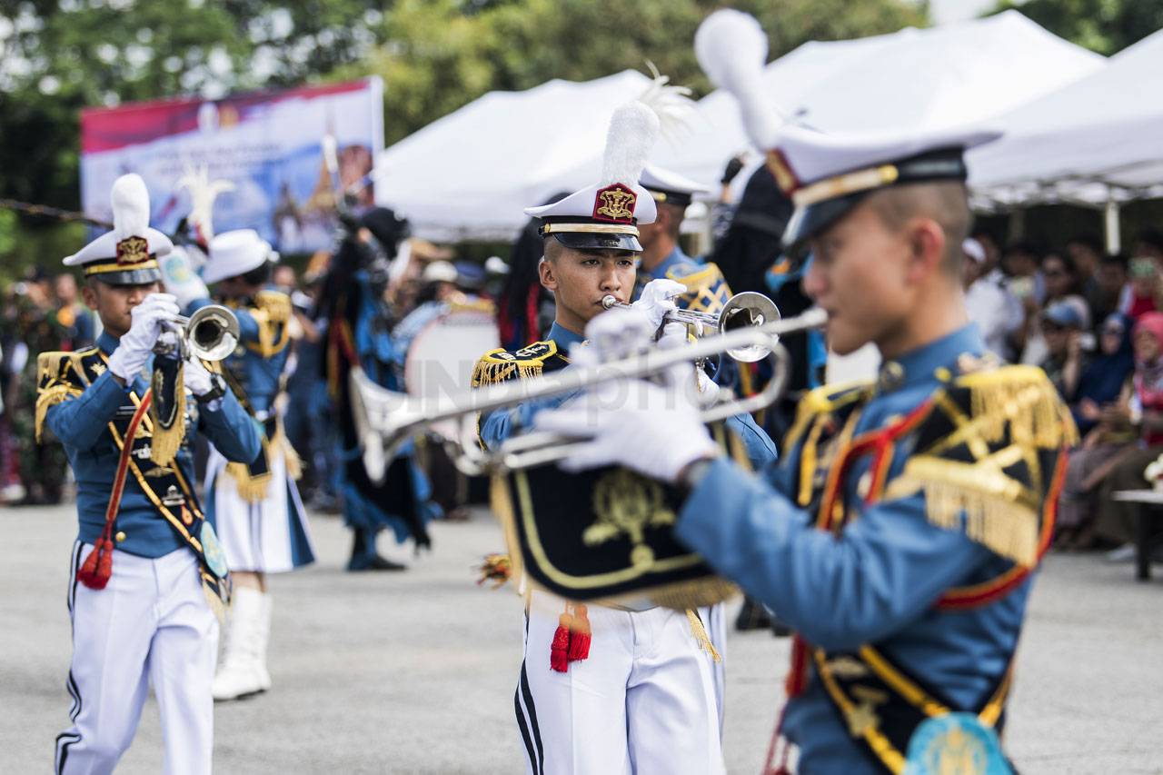 Prajurit TNI AL Tampilkan...