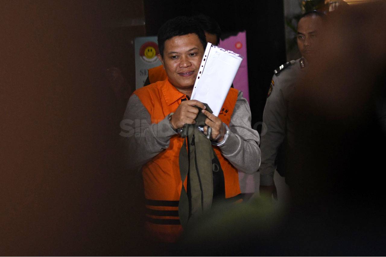 KPK Tahan Bupati Lampung...