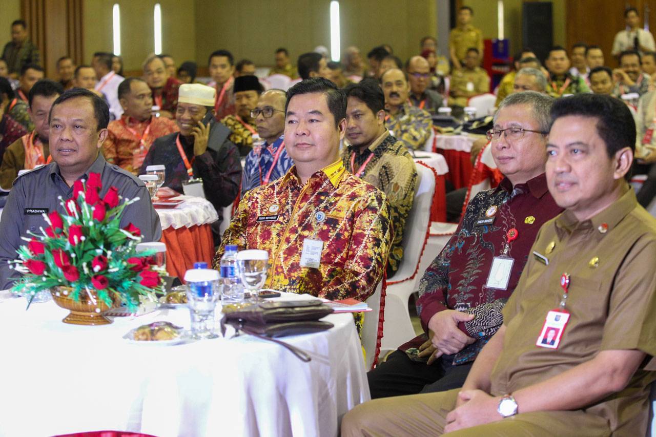 Ratusan Anggota DPRD...