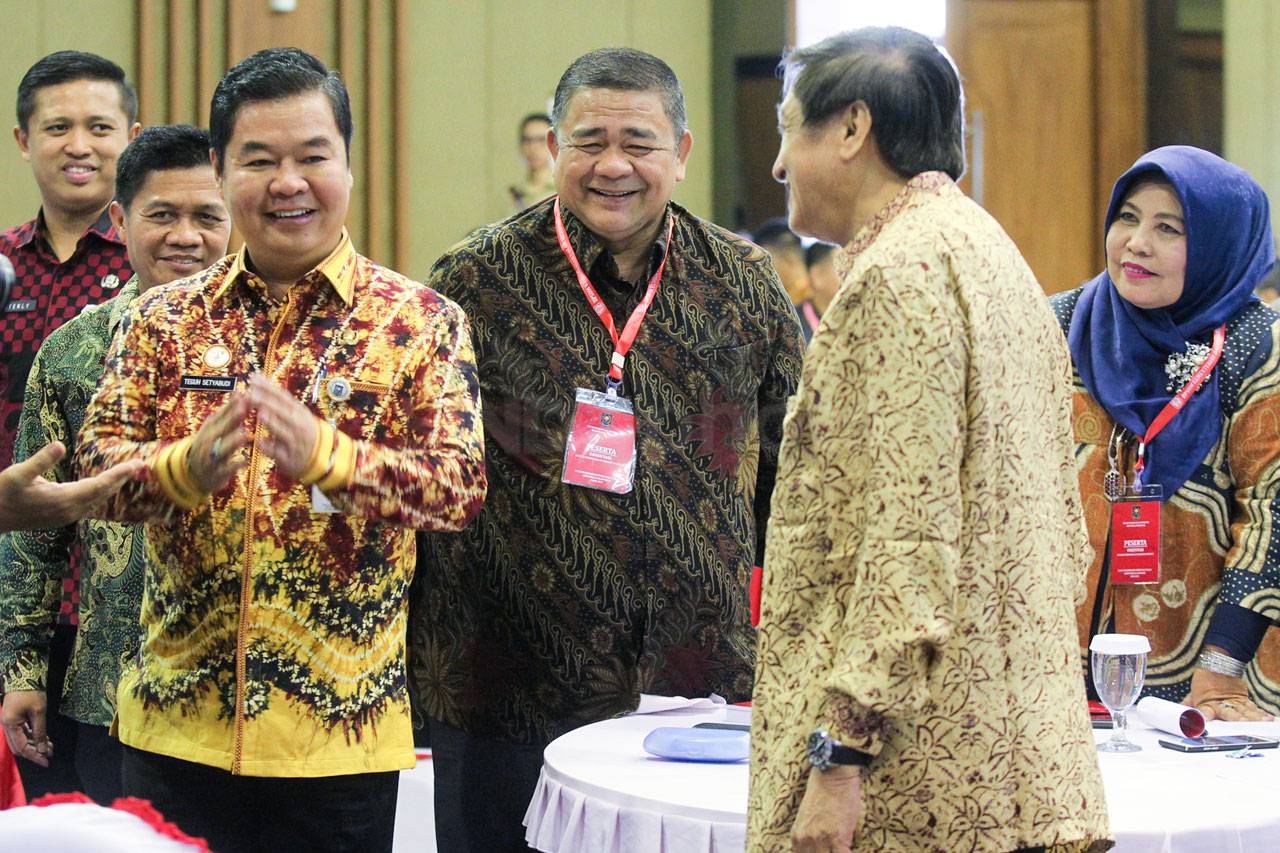 Ratusan Anggota DPRD...