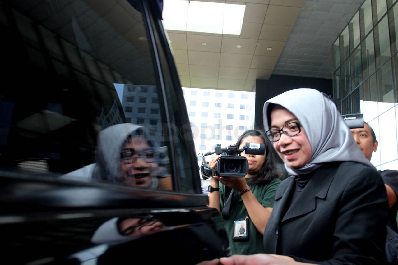 KPK Periksa Eni Saragih...