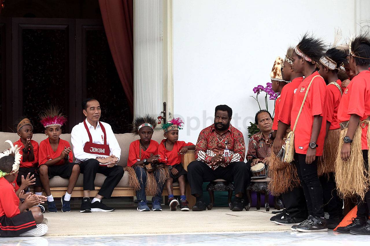 Presiden Jokowi Terima...