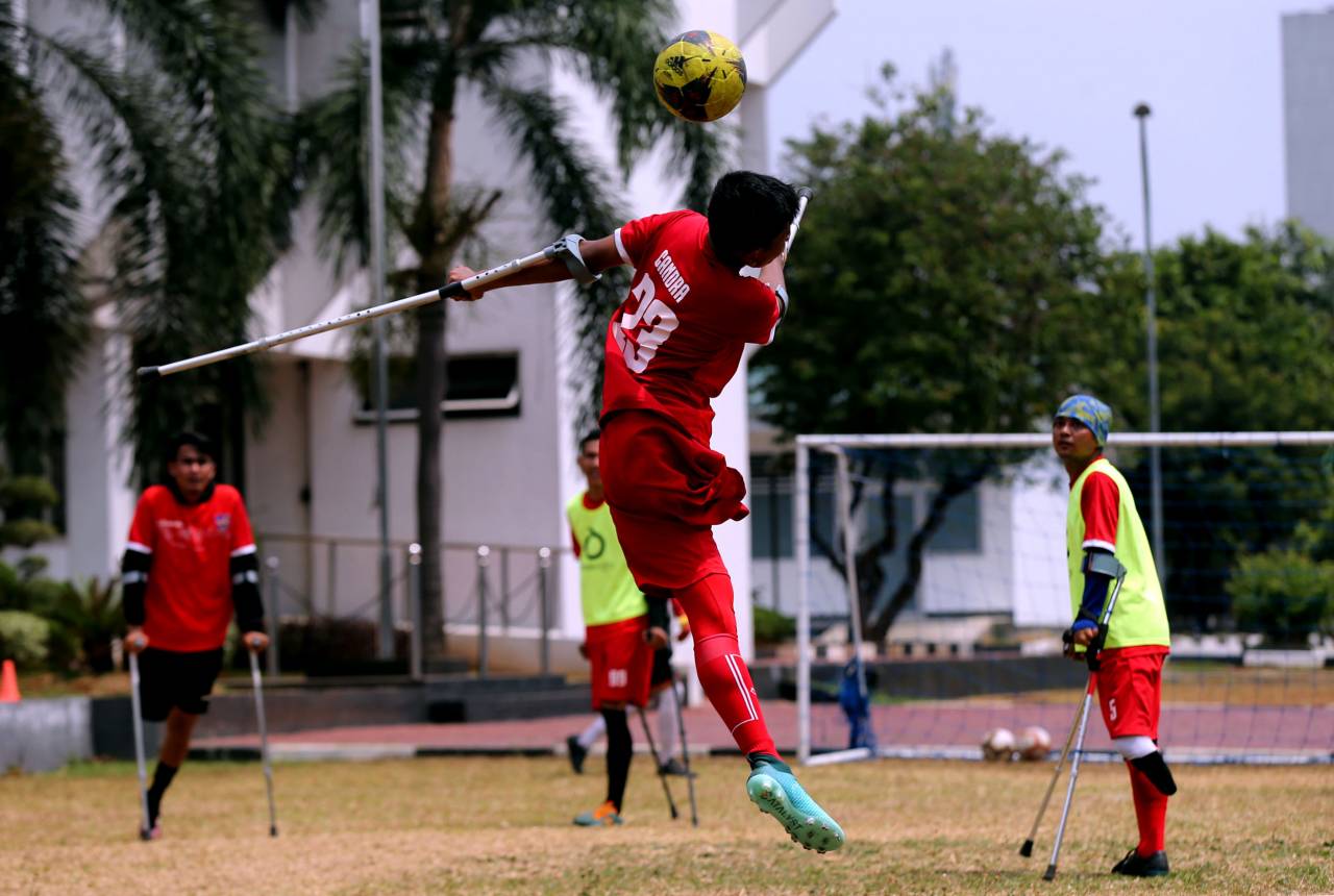 Melihat Latihan Tim...