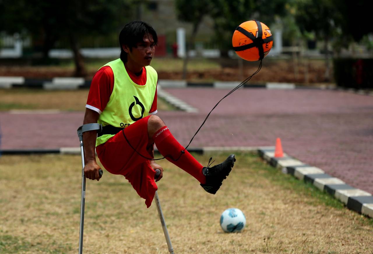 Melihat Latihan Tim...