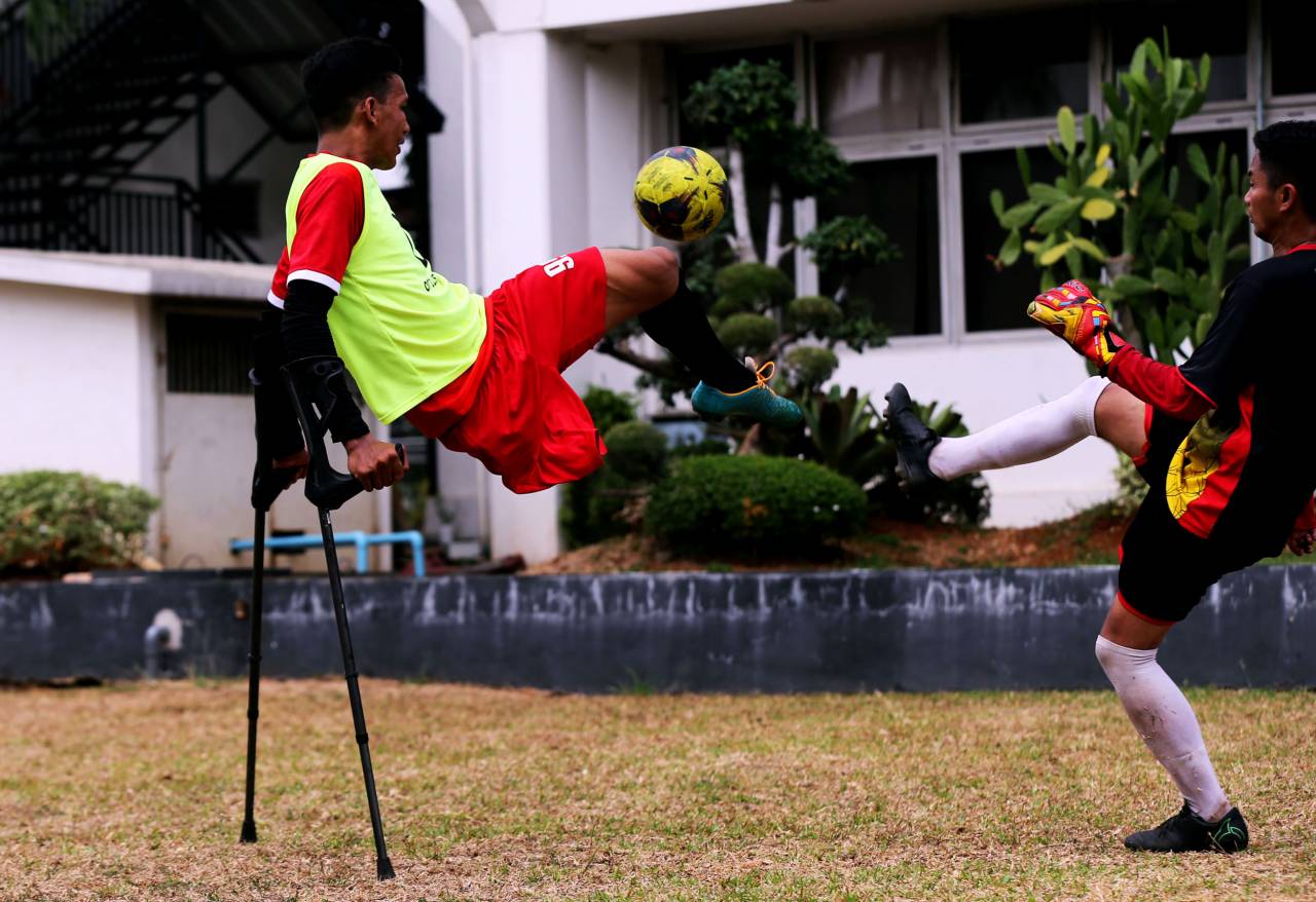 Melihat Latihan Tim...