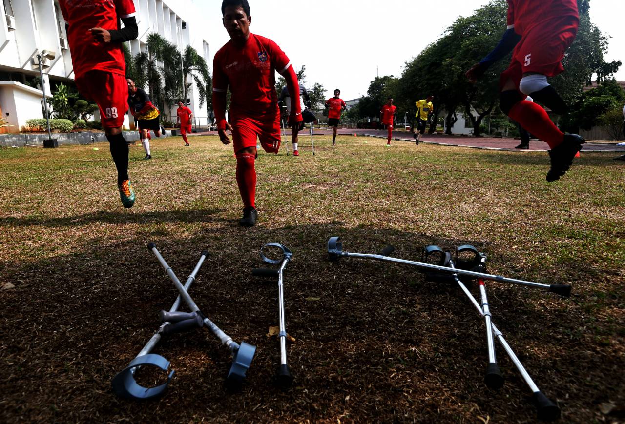 Melihat Latihan Tim...