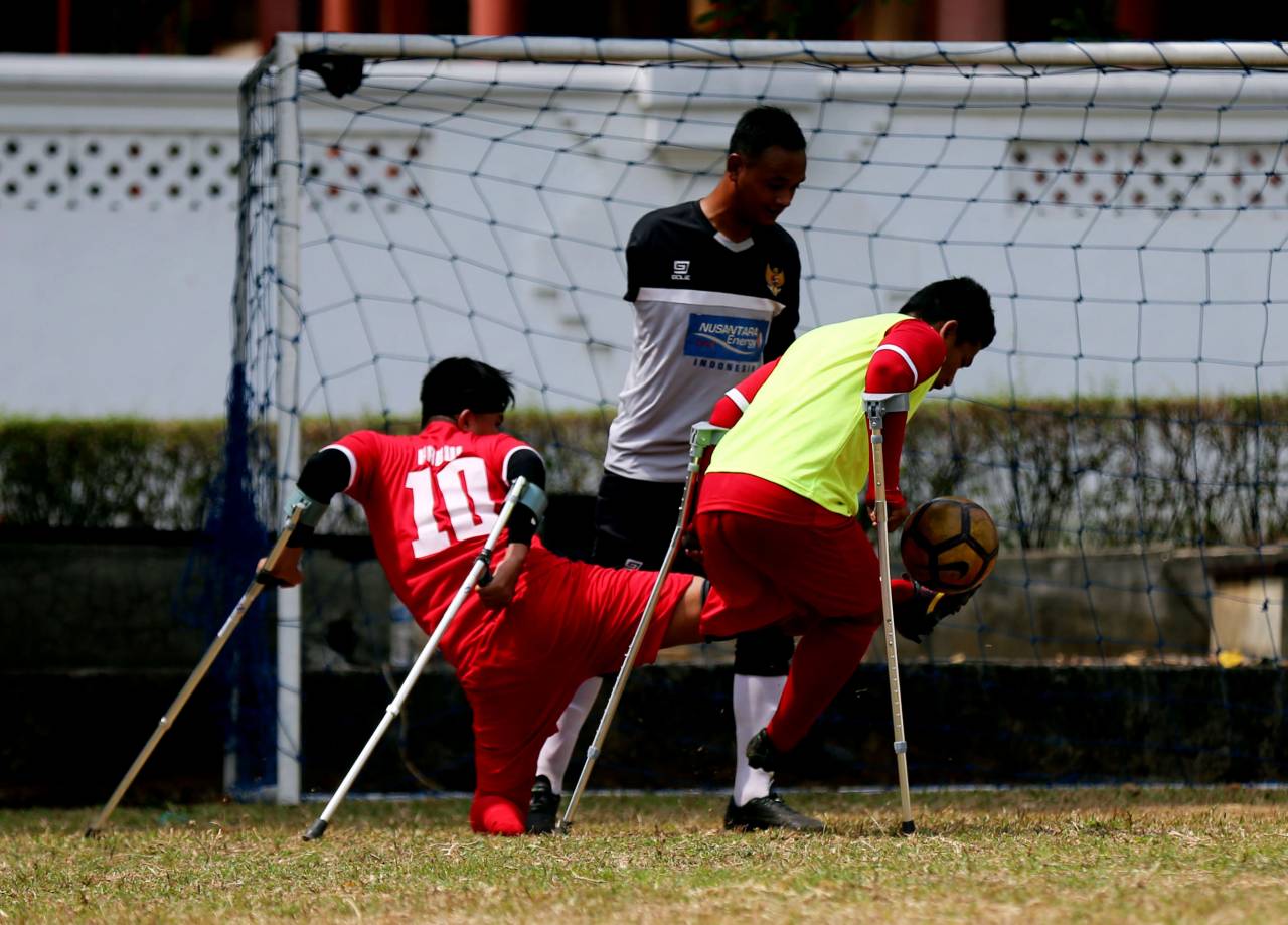 Melihat Latihan Tim...
