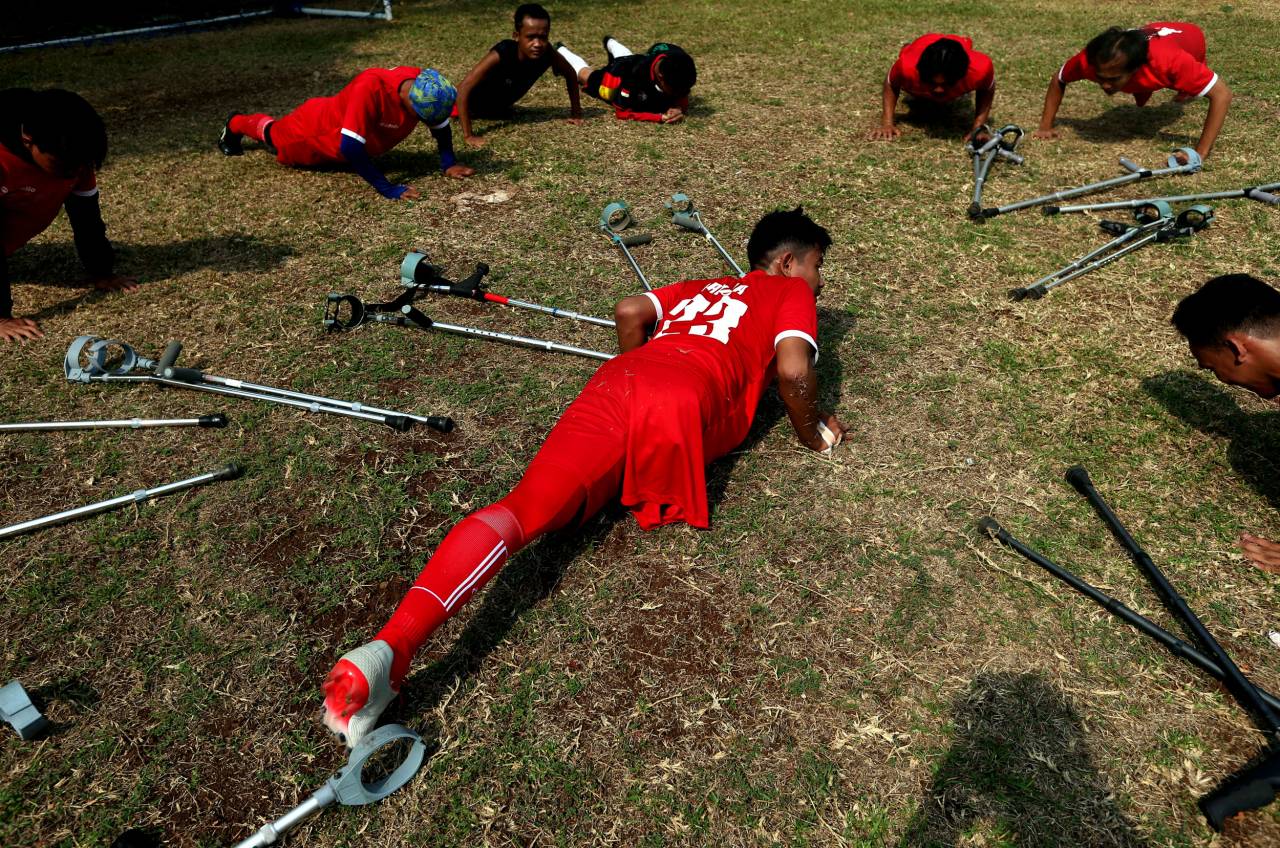 Melihat Latihan Tim...