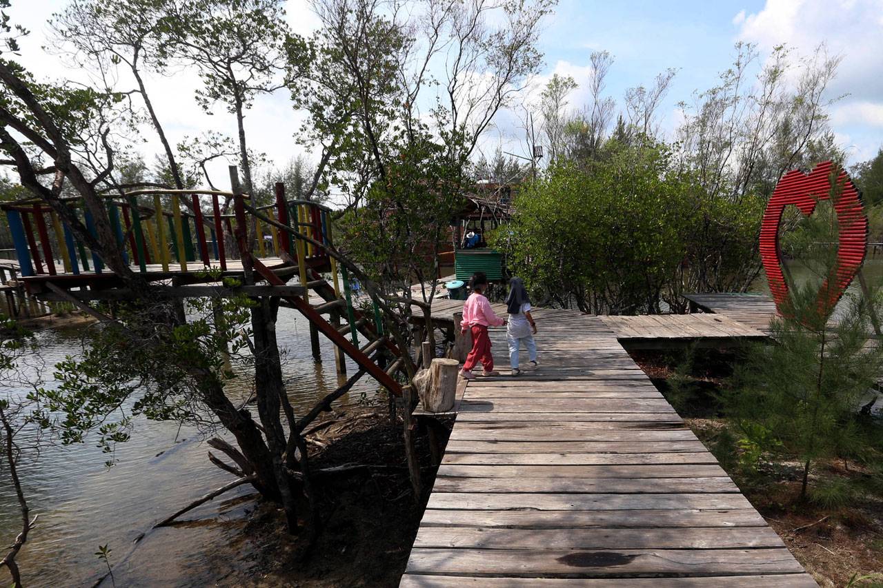 Indahnya Ekowisata Hutan...