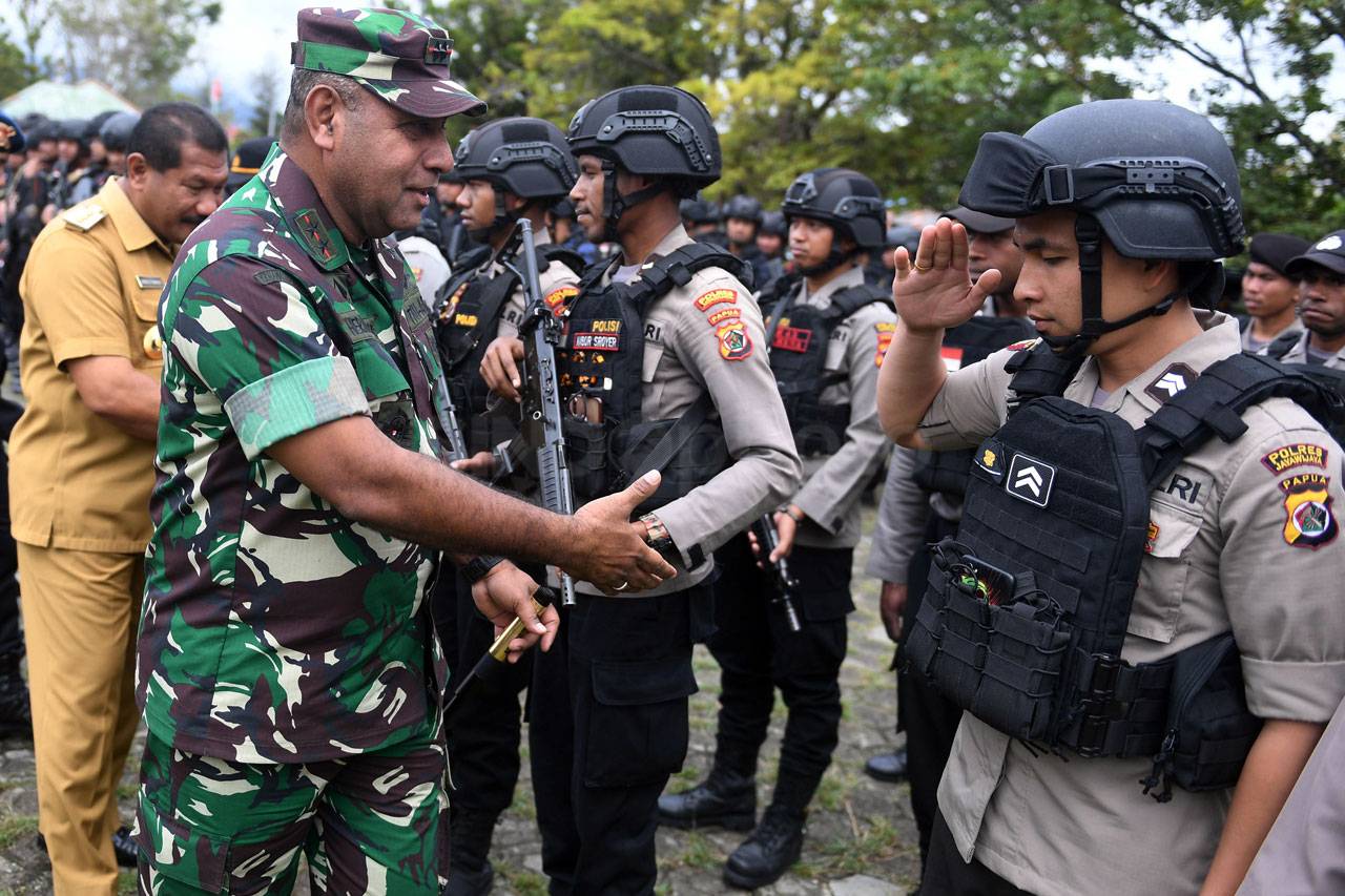 Ratusan Prajurit TNI...