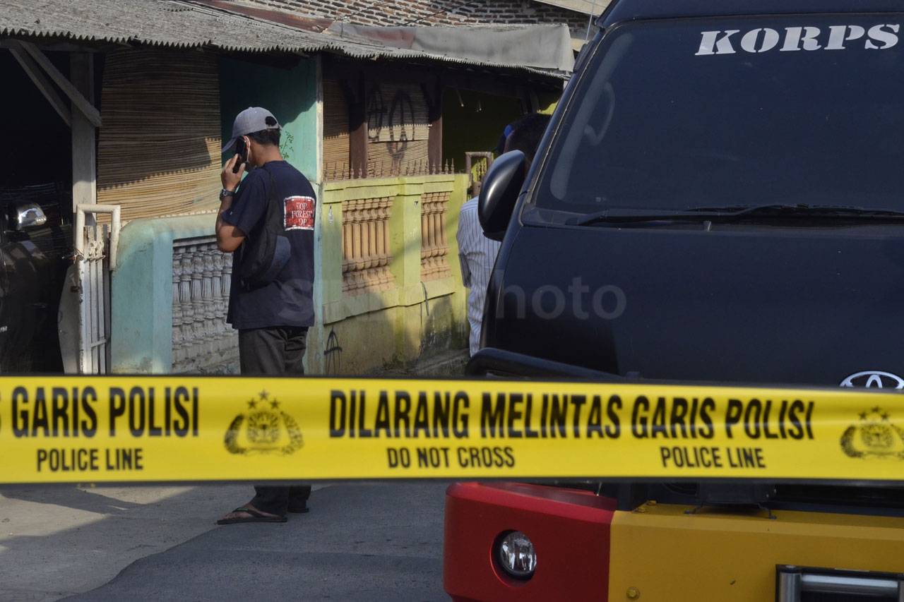 Polisi Geledah Rumah...