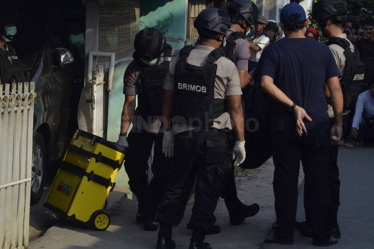Polisi Geledah Rumah...