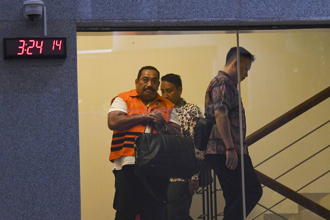 KPK Tahan Bupati Indramayu...