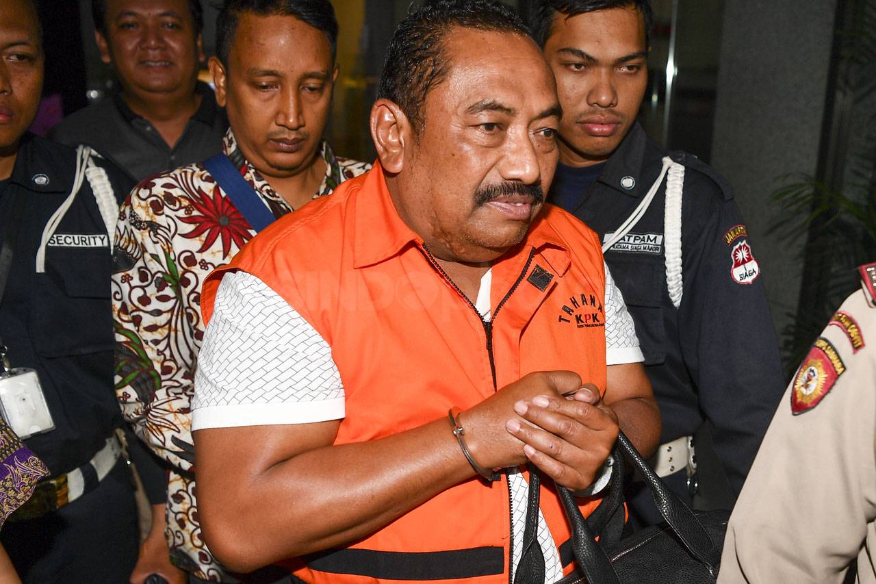 KPK Tahan Bupati Indramayu...