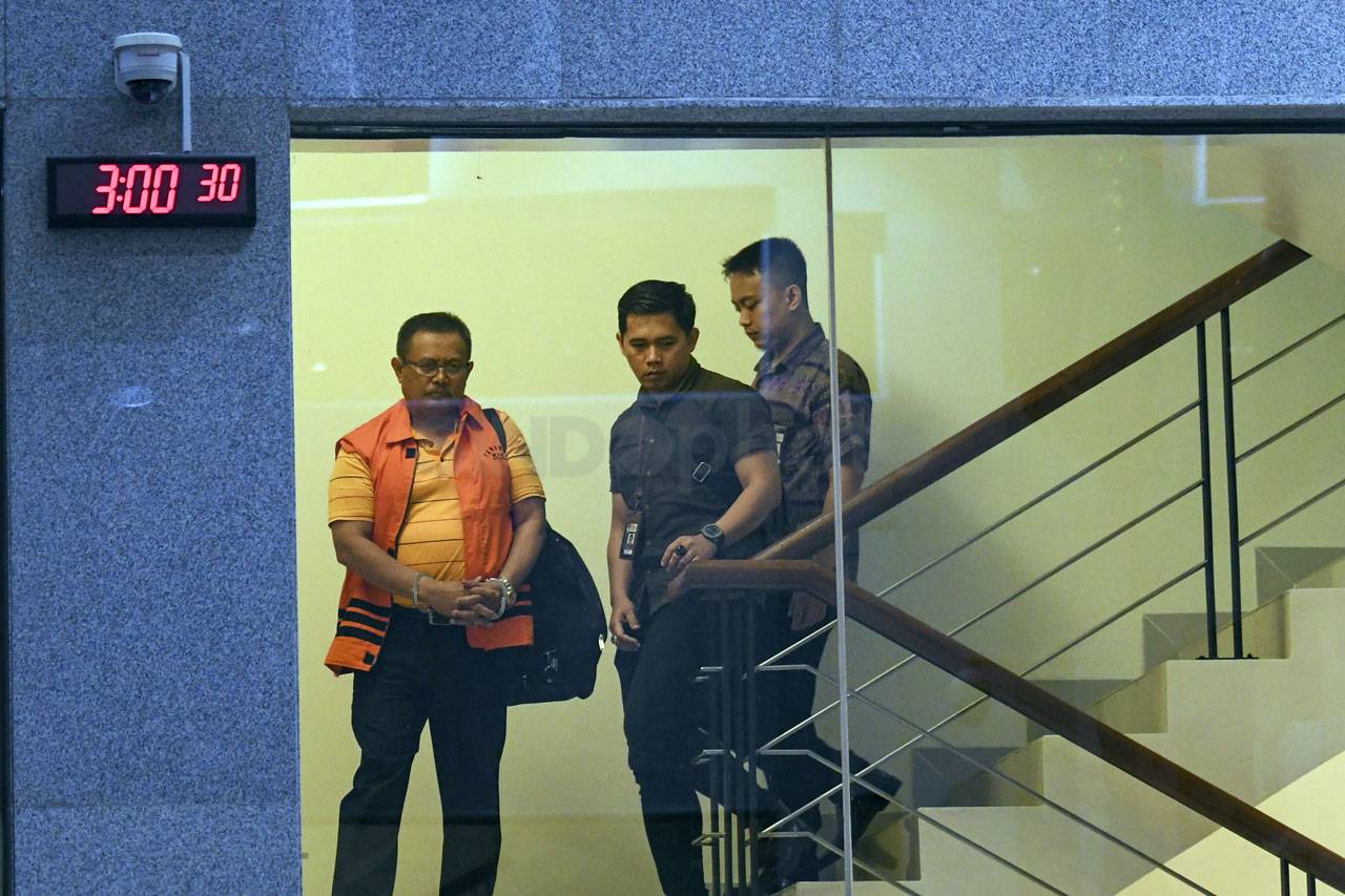 KPK Tahan Bupati Indramayu...