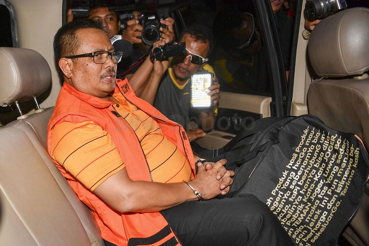 KPK Tahan Bupati Indramayu...