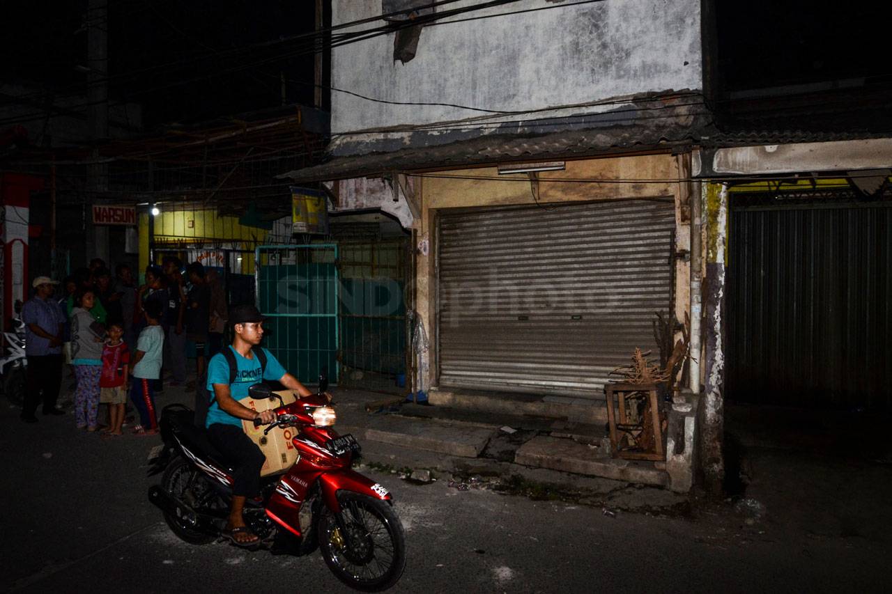 Polisi Geledah Rumah...