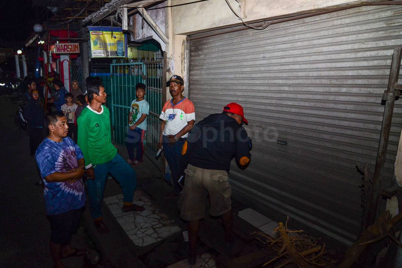 Polisi Geledah Rumah...