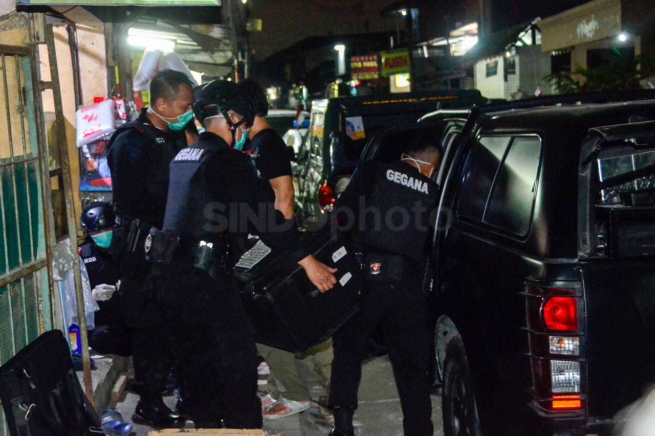 Polisi Geledah Rumah...