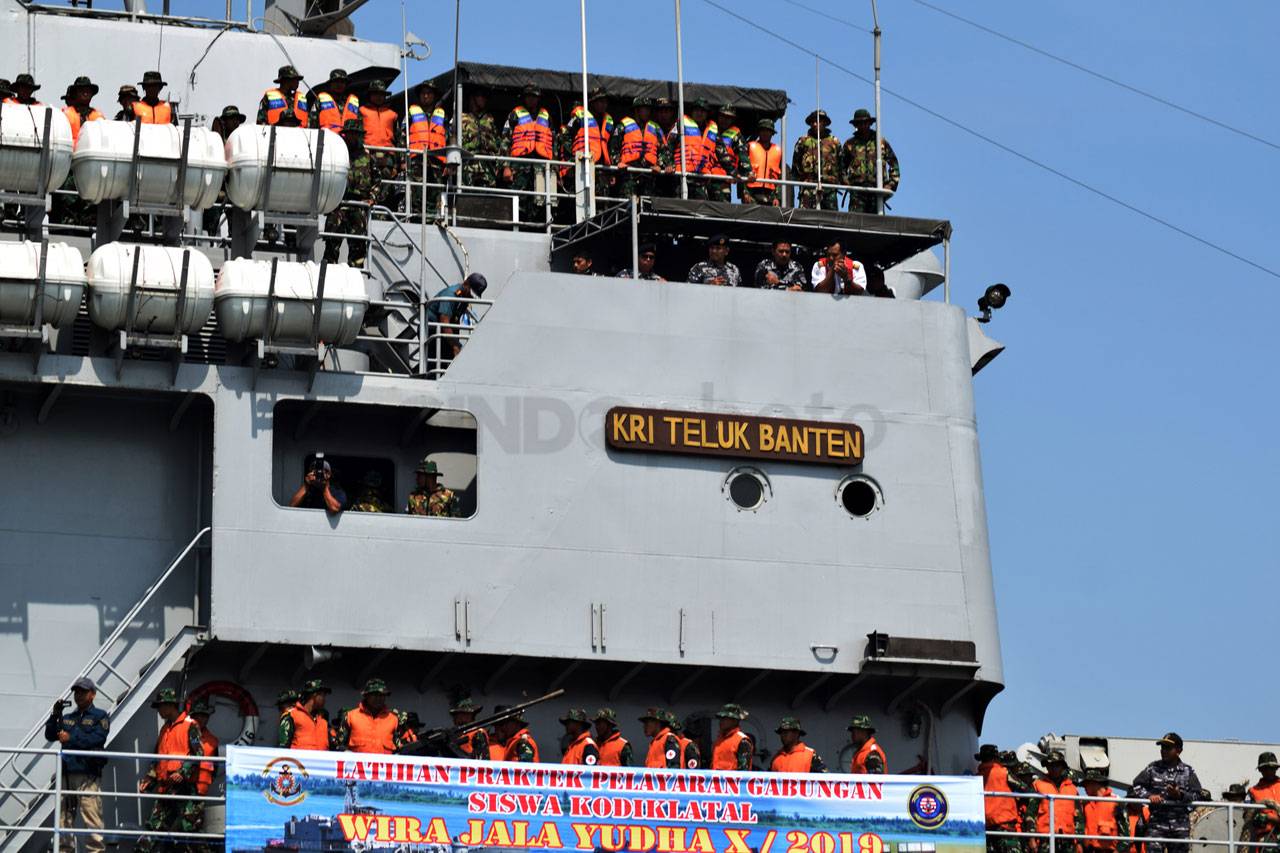 KRI Teluk Banten-516...