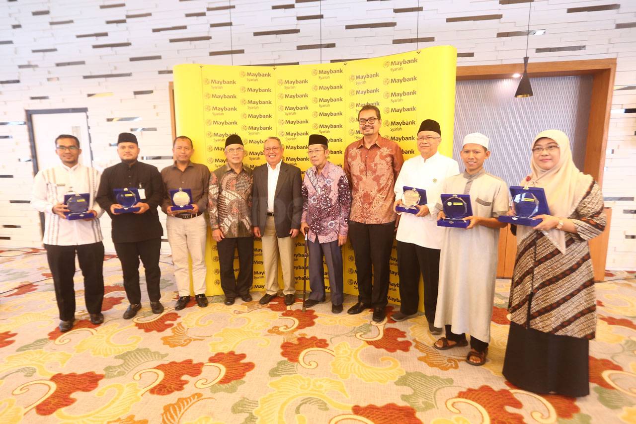 Maybank Indonesia Serahkan...
