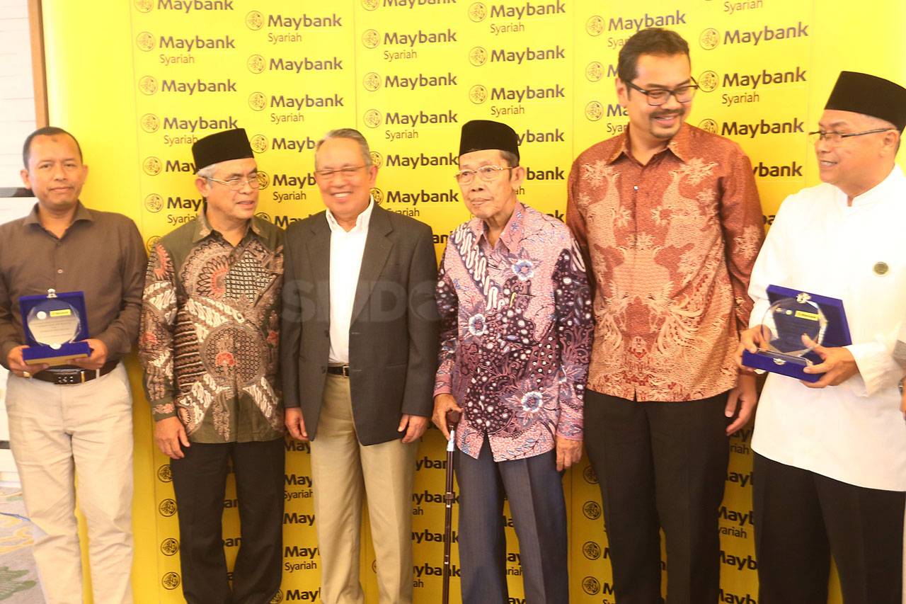 Maybank Indonesia Serahkan...