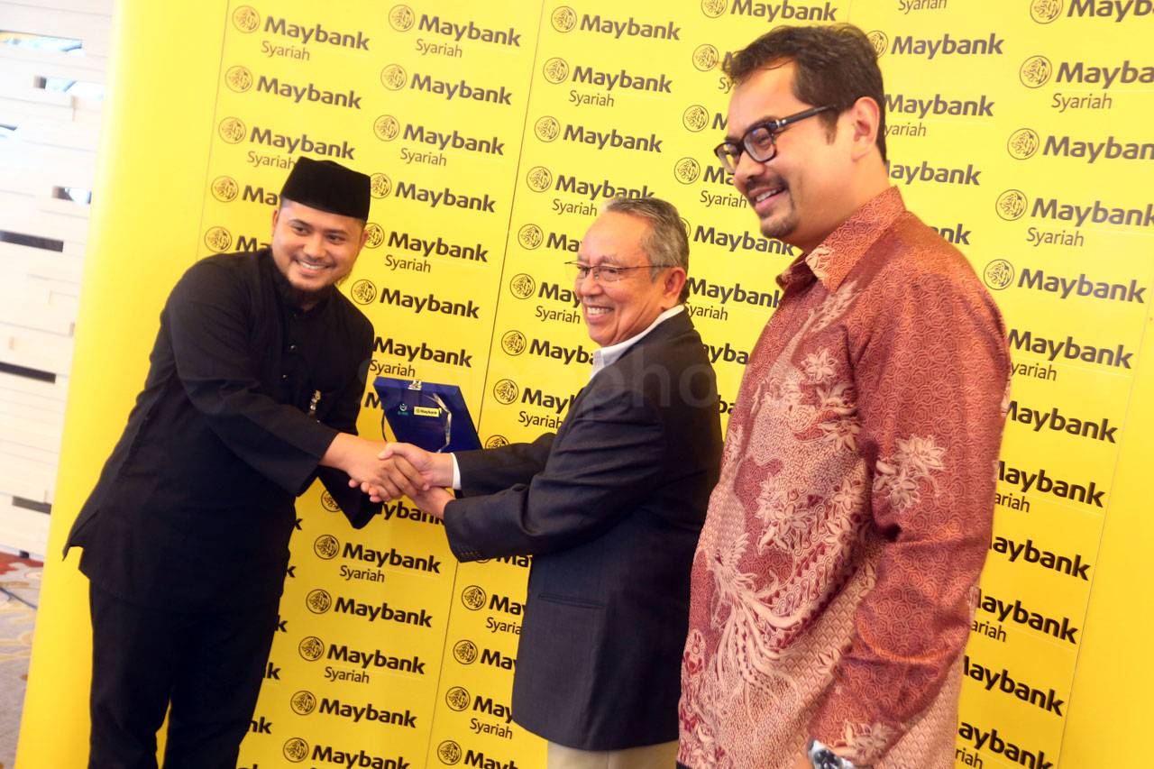 Maybank Indonesia Serahkan...