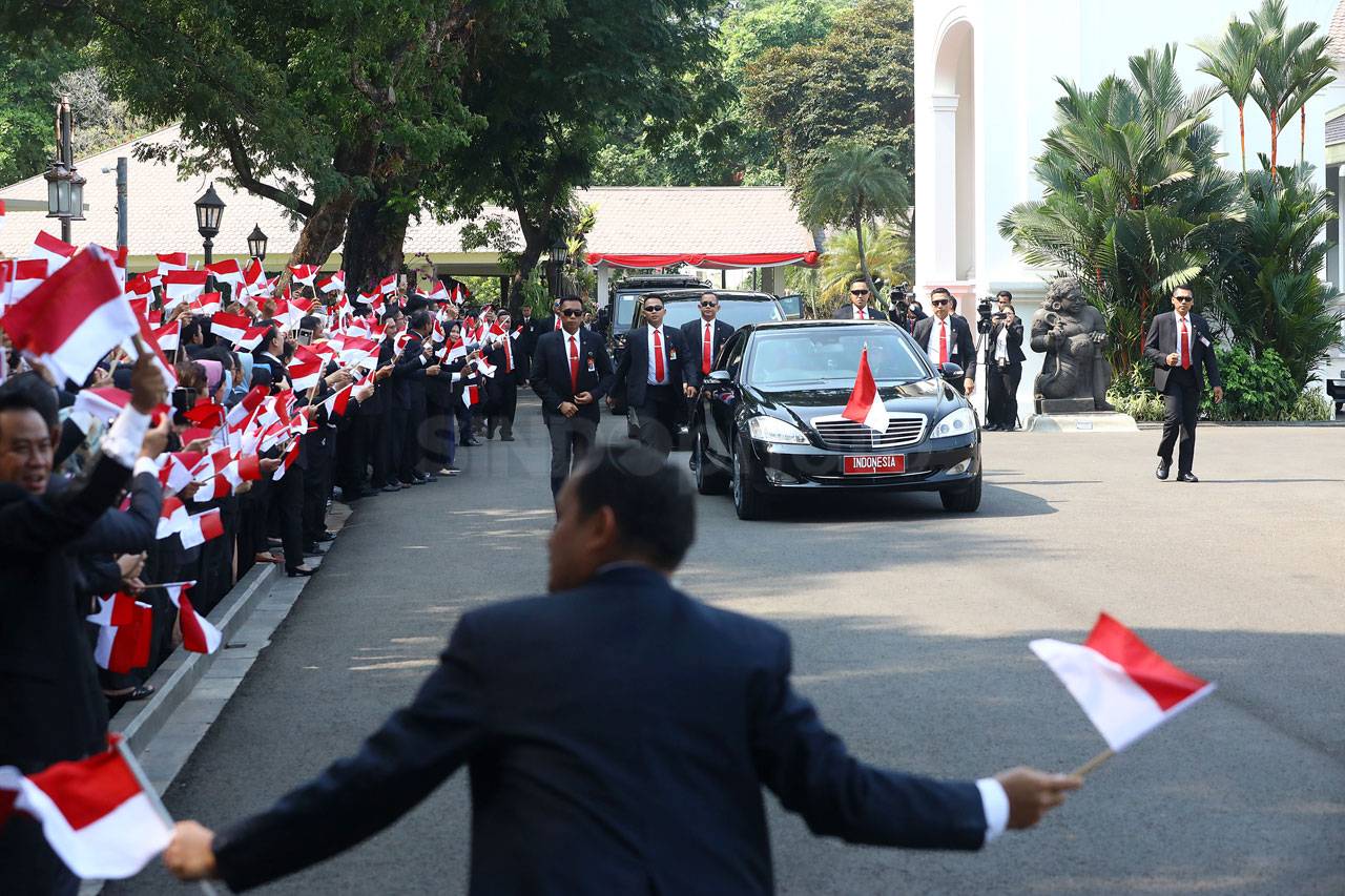 Presiden Jokowi Tinggalkan...