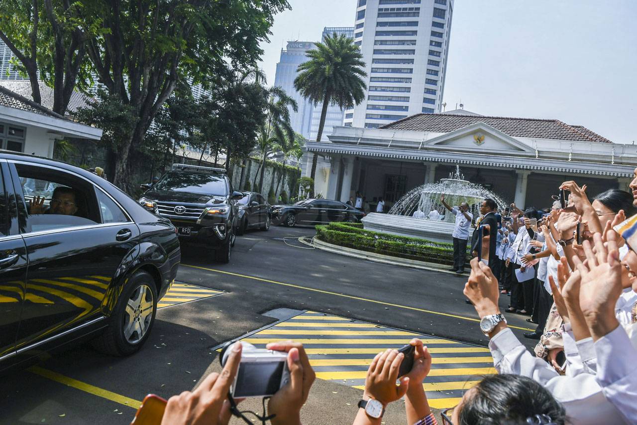 Jusuf Kalla Serahkan...