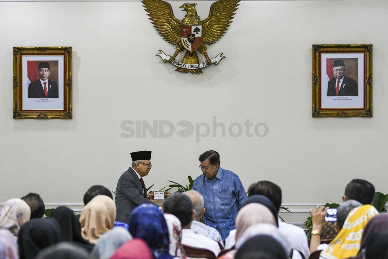 Jusuf Kalla Serahkan...