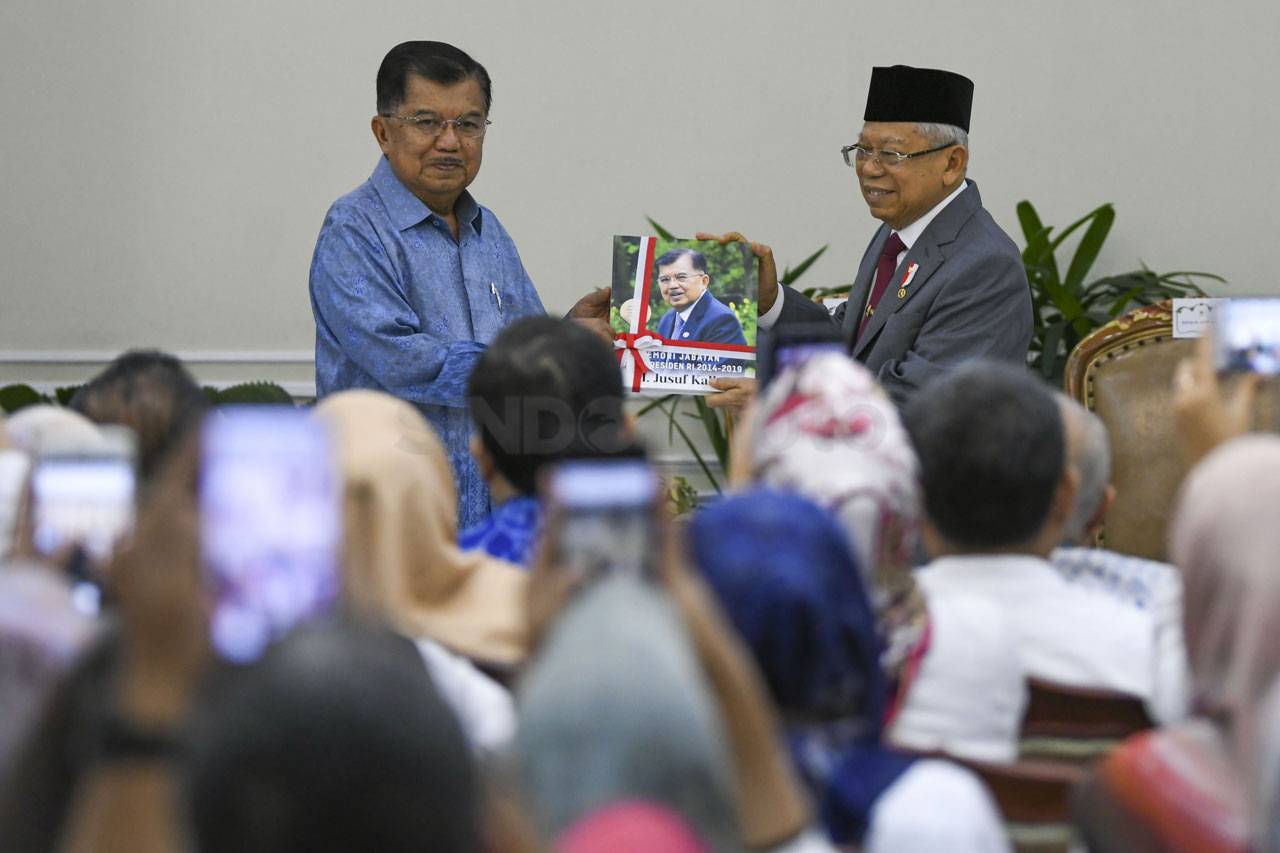 Jusuf Kalla Serahkan...