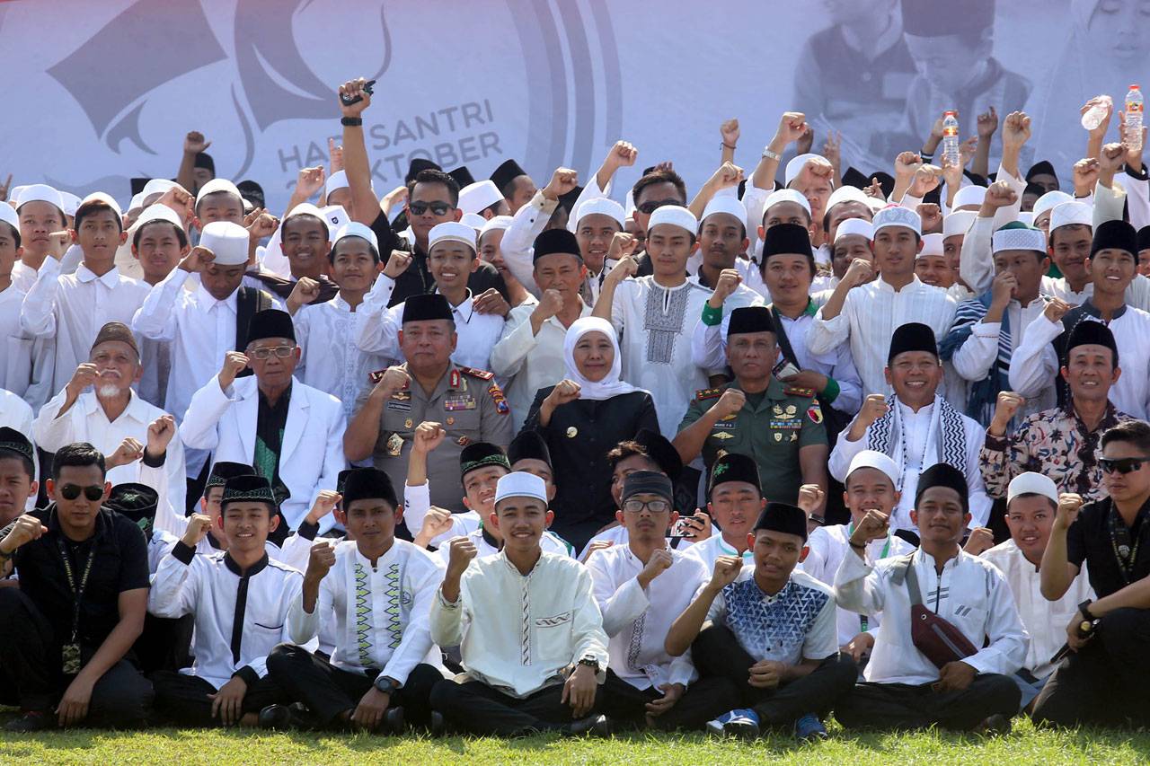 Gubernur Khofifah Pimpin...