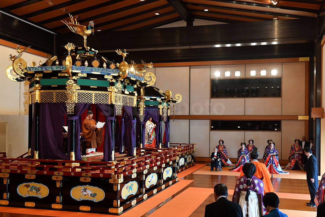 Naruhito Resmi Bertahta...