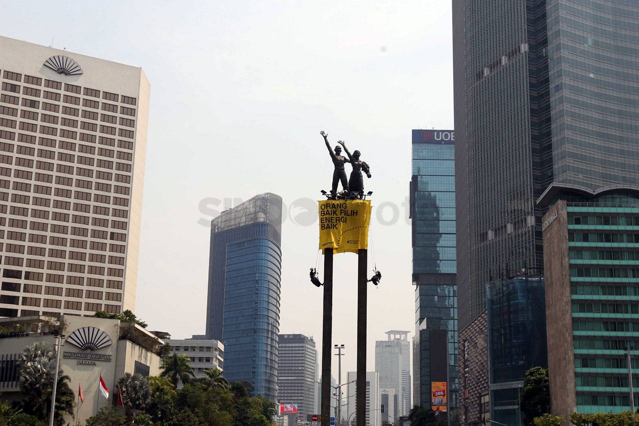 Aktivis Greenpeace Bentangkan...